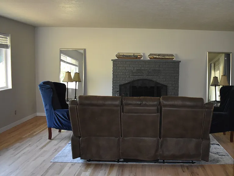 535 E Hanthorn Ave — Photo 9