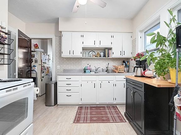3rd image of 14924 Delaware Ave #2