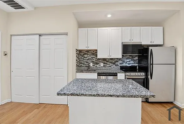 1 bed, 440 sqft, $2,212 — Photo 3