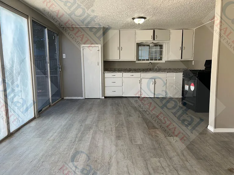 317 SE 24th St — Photo 8