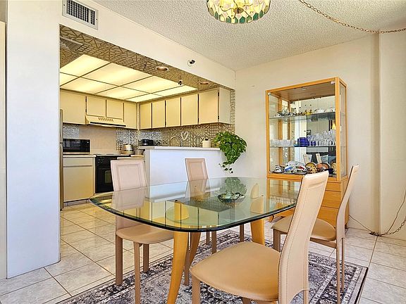 3rd image of 2499 Kapiolani Blvd APT 2109