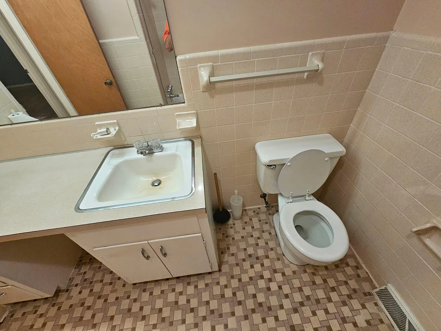 3 bed, 2500 sqft, $1,450 — Photo 3