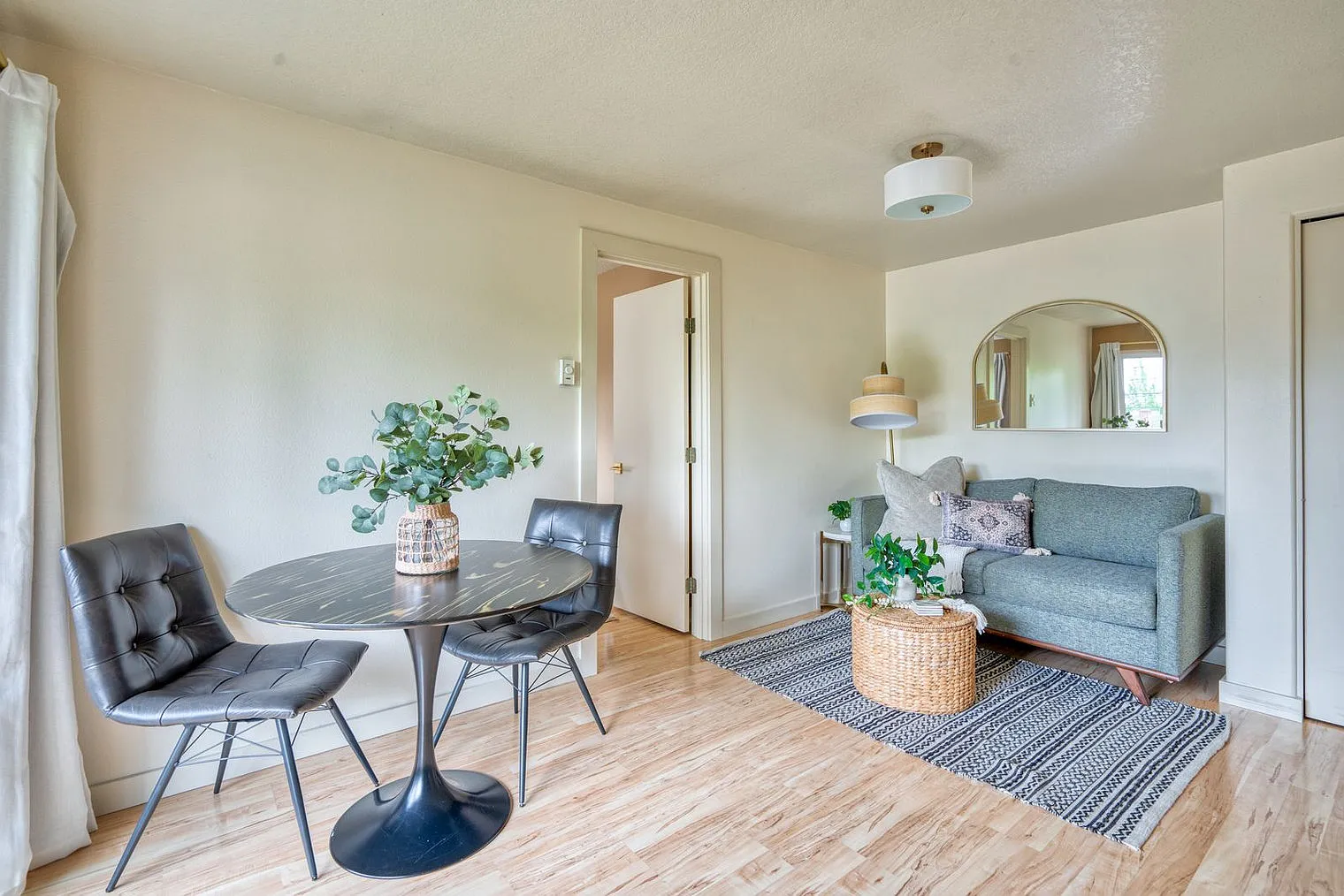 1 bed, 1.0 bath, 548 sqft, $2,354 — Photo 2