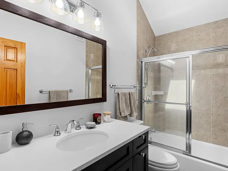 340 N Magee St — Photo 15