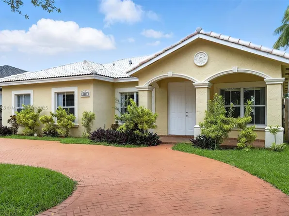 8899 NW 169th Ter, Miami Lakes, FL 33018