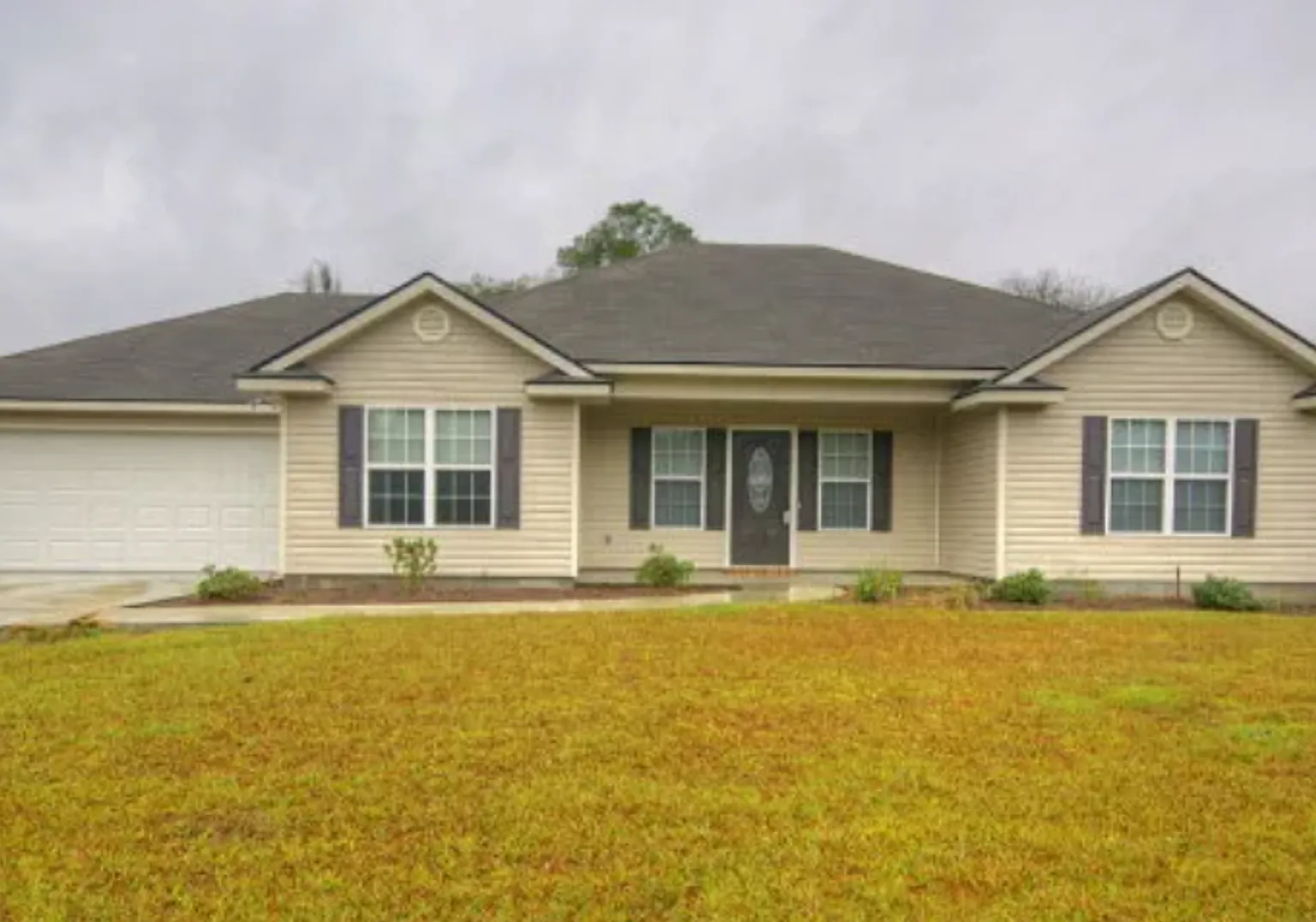 Peaceful 3-Bedroom Home on 1.78 Acres in Banks Lake Pointe Just Minutes from Moody AFB — Photo 1