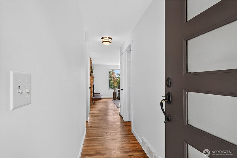 4th image of 629 SW 3rd Place