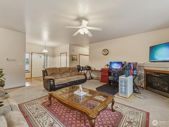 5th image of 803 SE Vintage Way