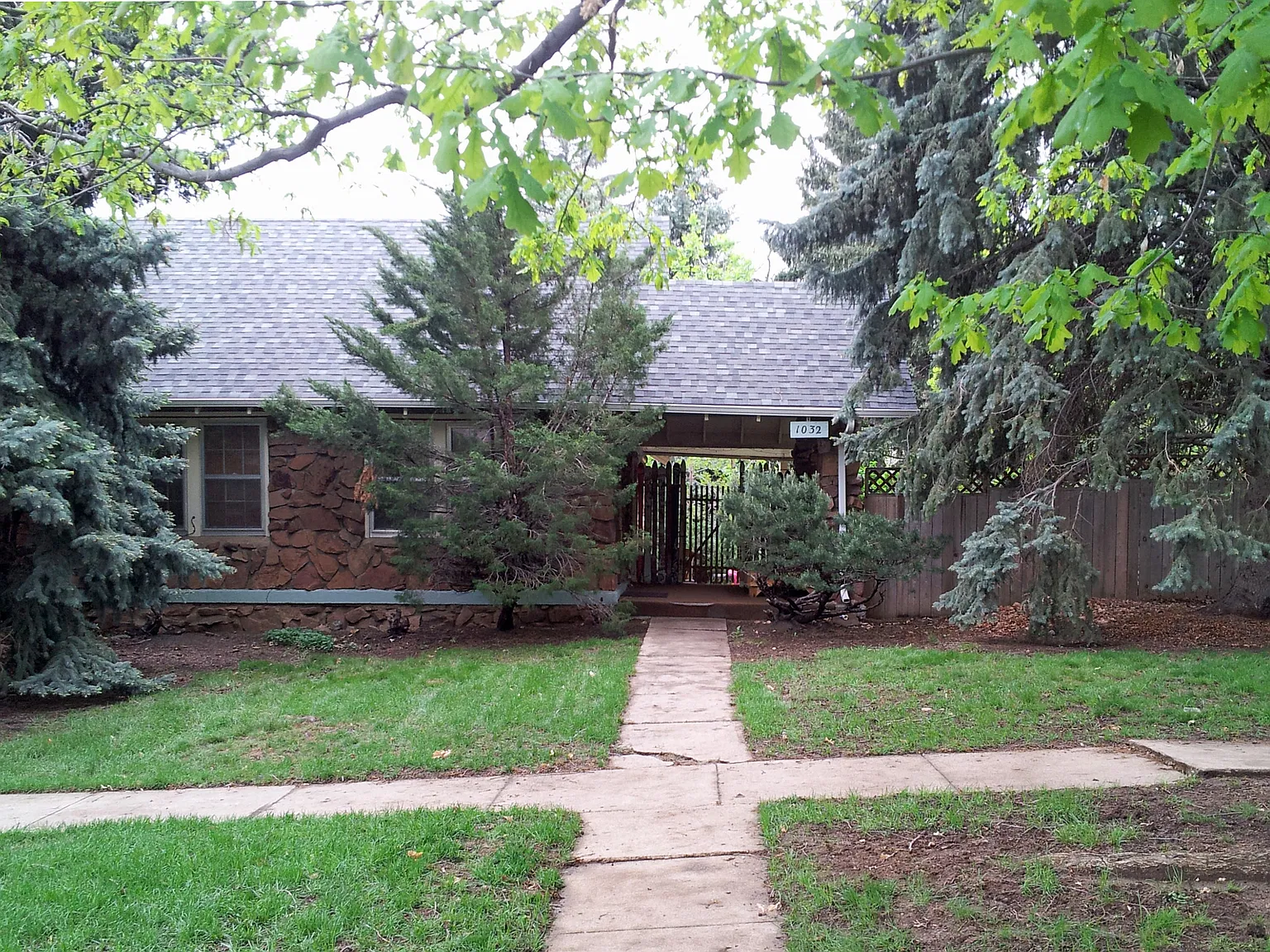 1032 Lincoln Pl — Photo 2