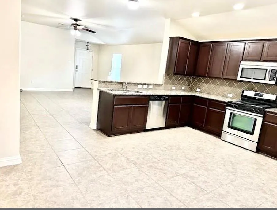 3 bed, 2.0 bath, 1692 sqft, $2,350 — Photo 1