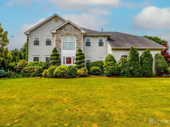 8 Staudt Ct, Somerset, NJ 08873