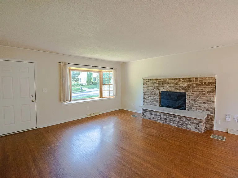 608 22nd St NE — Photo 3