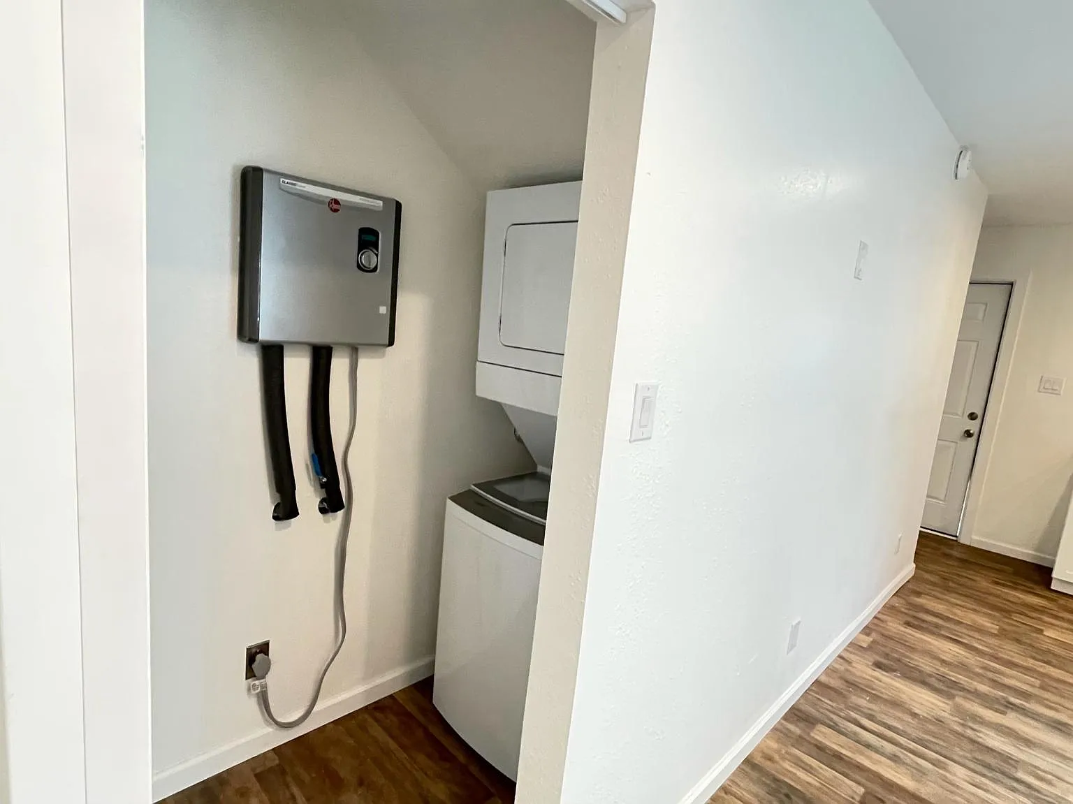 415 Perry St — Photo 4