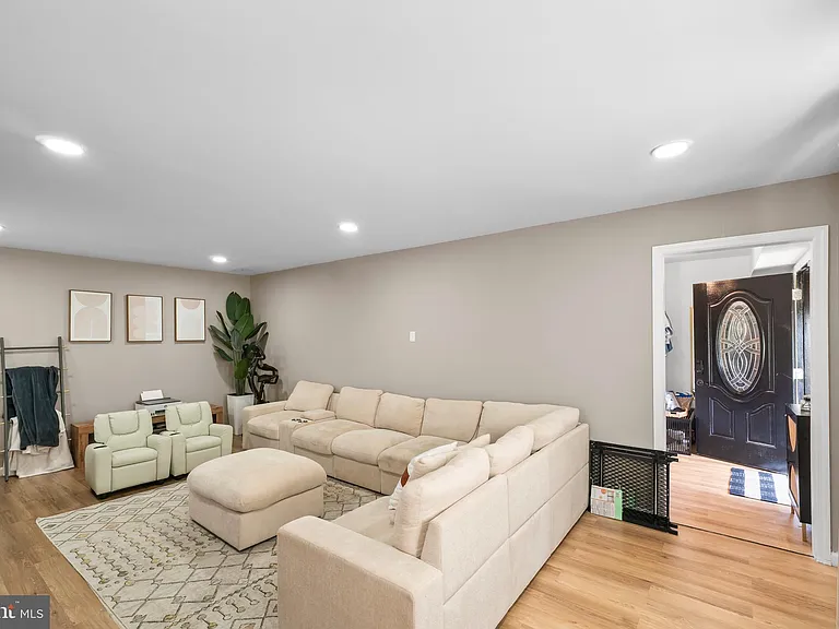103 Holbrook Ln — Photo 9