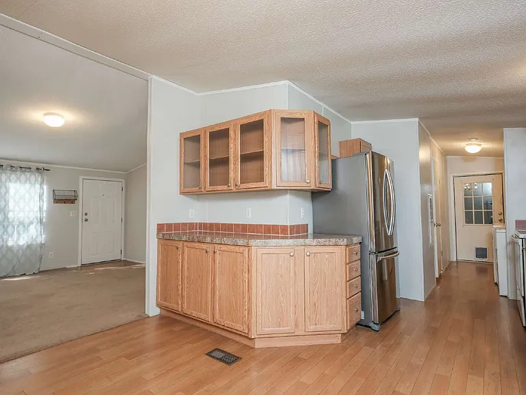 1483 Kemp Rd — Photo 8