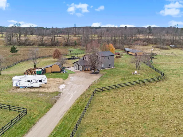 10623 N Elm Ave, Paris, MI 49338