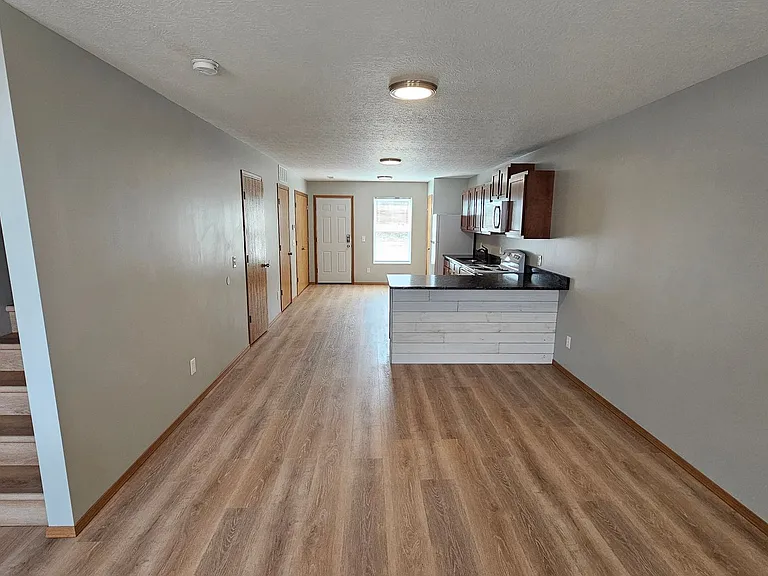 102 Benton St N — Photo 7