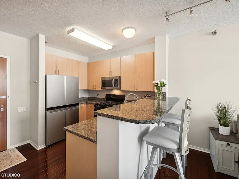 600 N Kingsbury St #1004 — Photo 7
