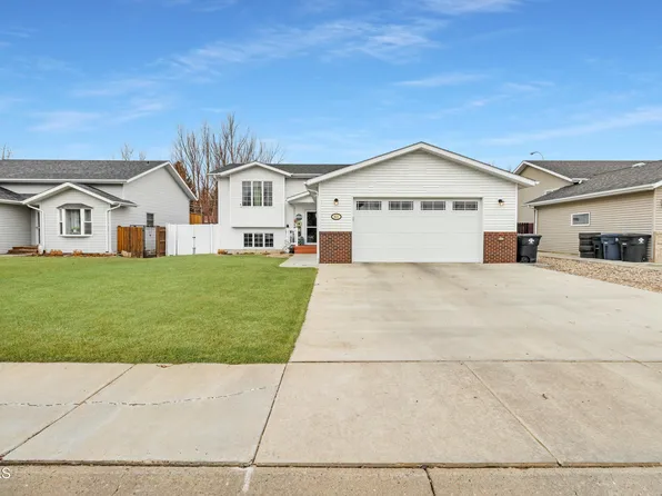 821 Shinagle Dr, Dickinson, ND 58601
