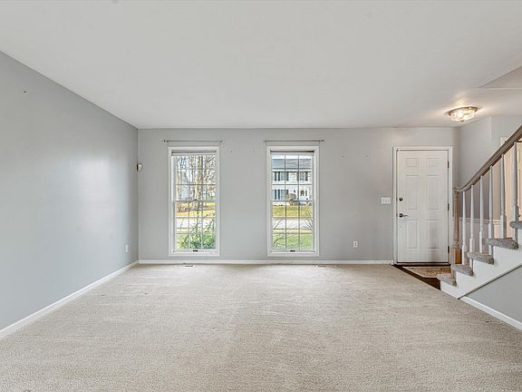 5th image of 920 Finch Dr