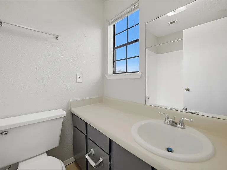 1112 Autumn Cir #D — Photo 9