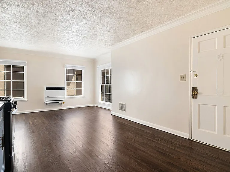Crenshaw Park Apartments — Photo 22