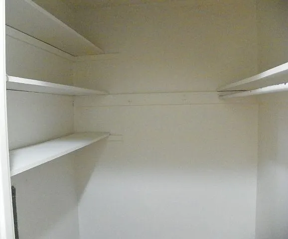 Renshaw Apartments — Photo 4