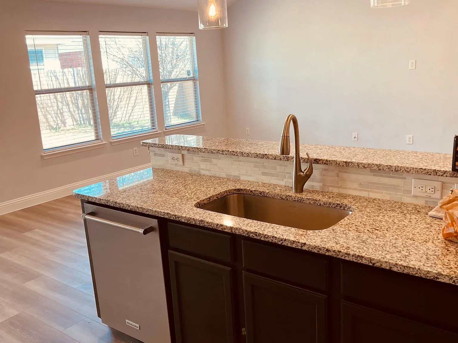 3 bed, 1696 sqft, $2,500 — Photo 4