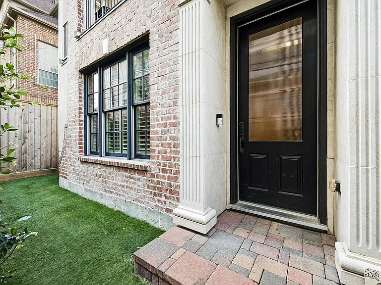 1521 Oakdale St — Photo 2