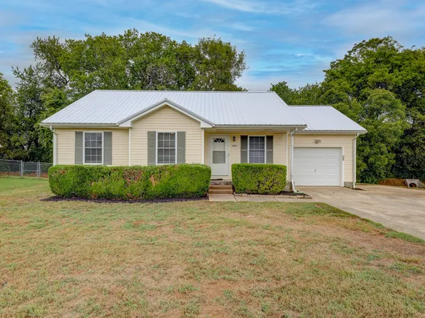 1043 Waterford Cir, Clarksville, TN 37040