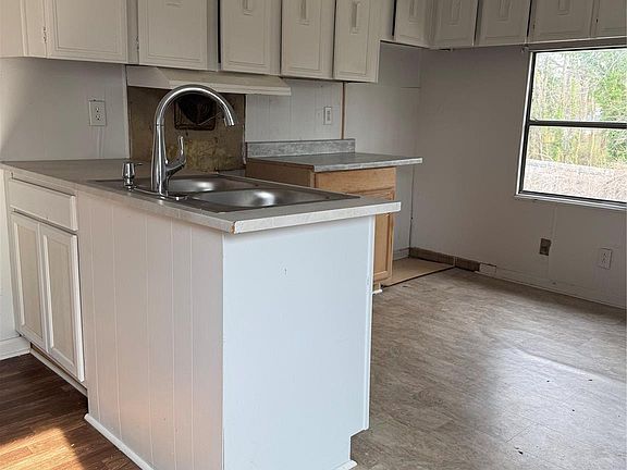 3rd image of 100 Stella St