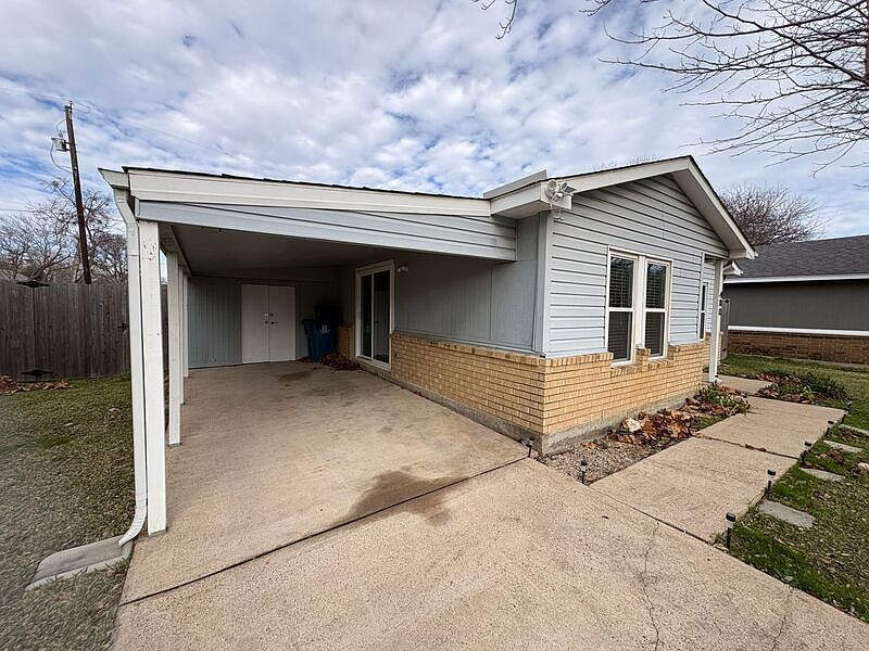 1st image of 400 Lakeside Dr