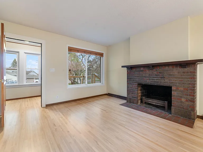 16 Snelling Ave — Photo 2