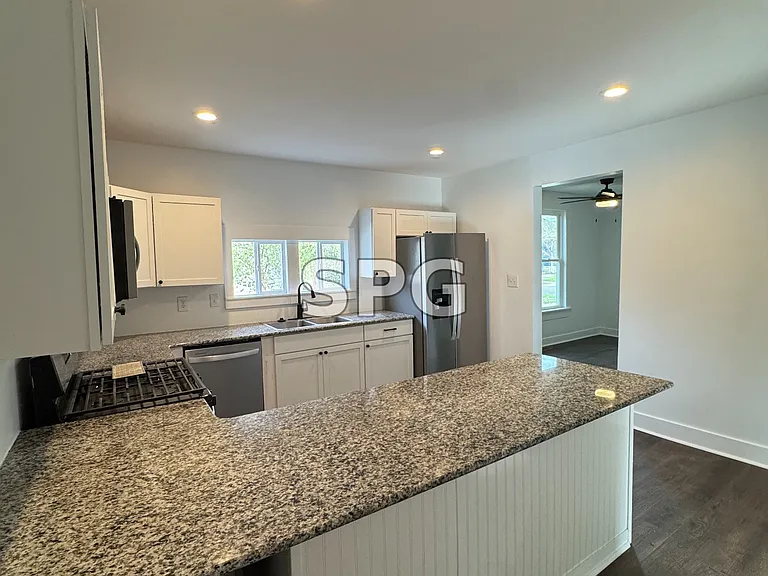1002 E 10th St — Photo 6