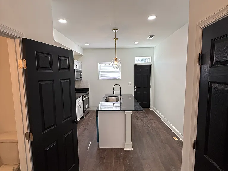 2609 E Monument St — Photo 4