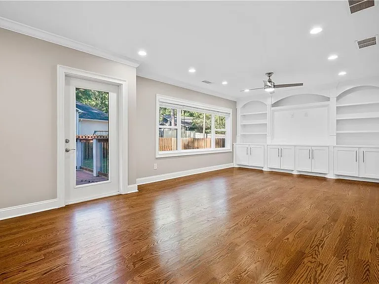 1841 Gainsborough Dr — Photo 13