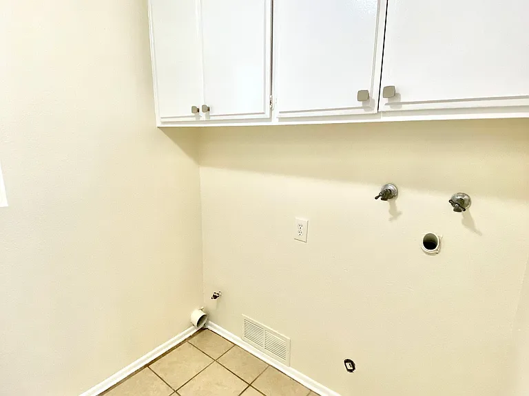 553 W 22nd St #2 — Photo 9