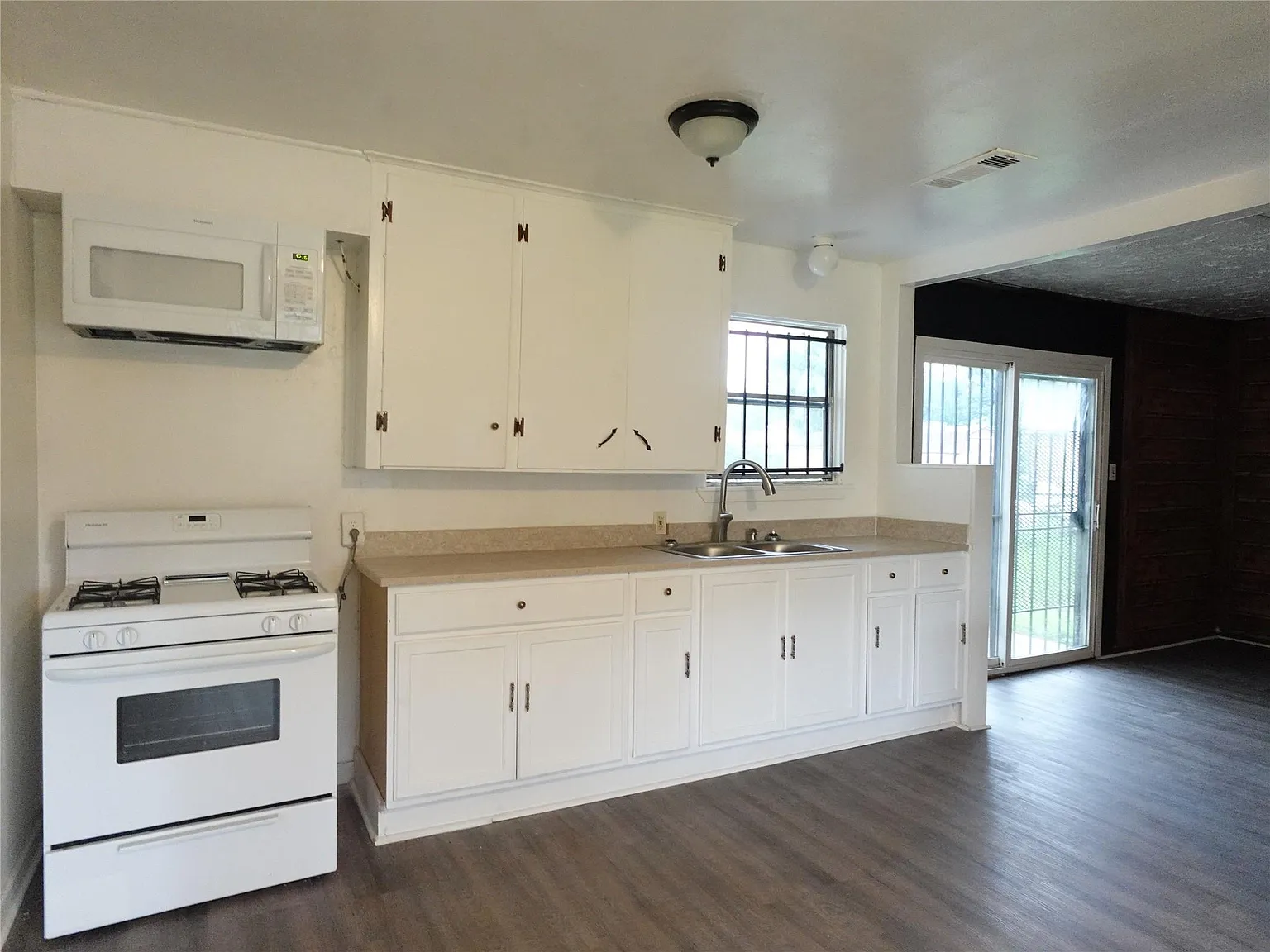 3 bed, 1.0 bath, 1327 sqft, $1,450 — Photo 4