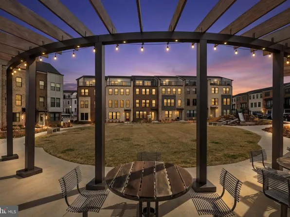 13725 Aviation Pl, Herndon, VA 20171