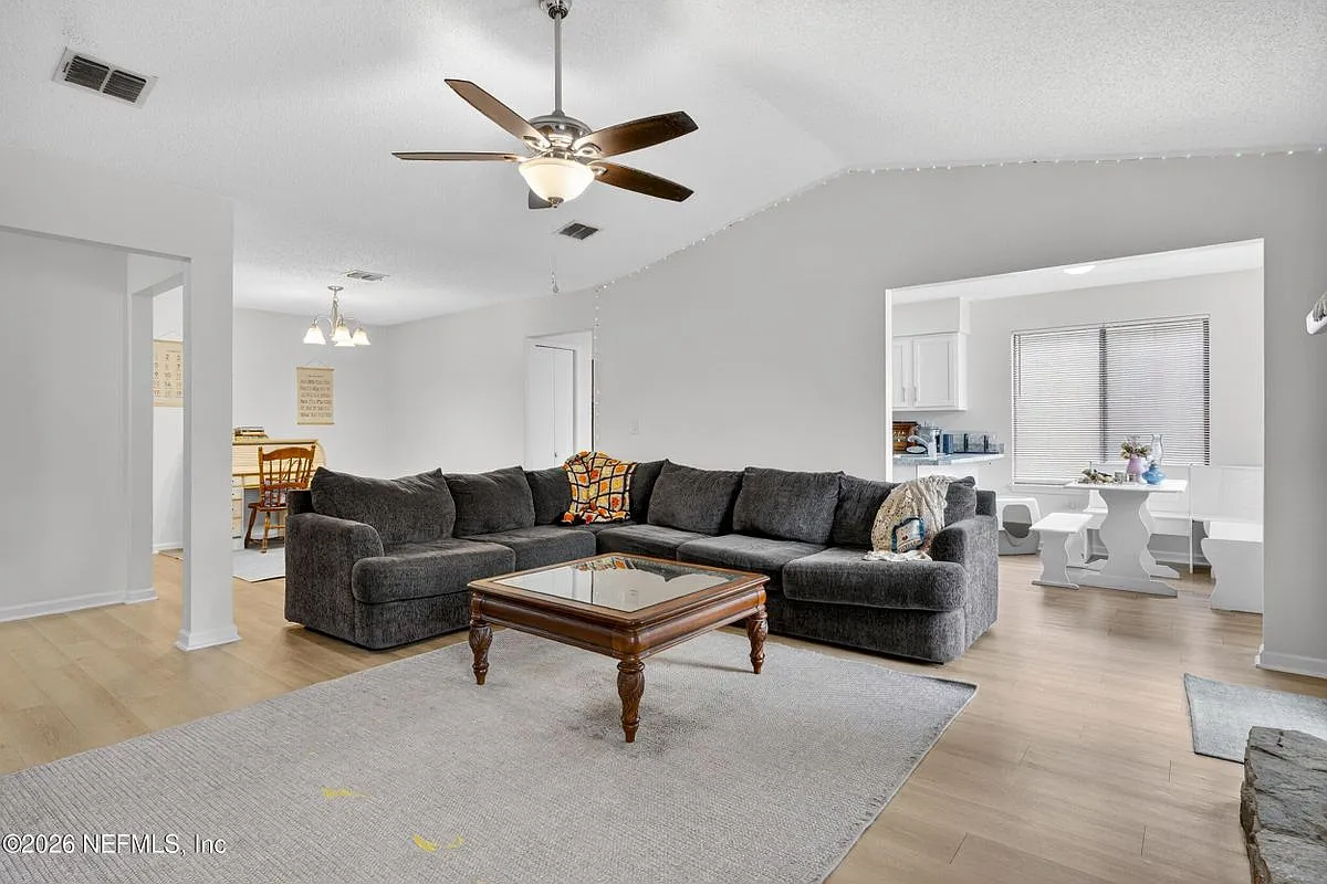 3 bed, 2.0 bath, 1410 sqft, $2,200 — Photo 3