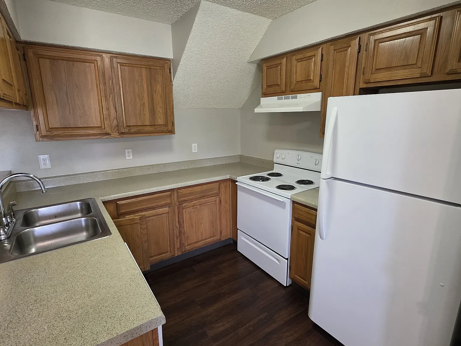 566 E Windsor Dr — Photo 3