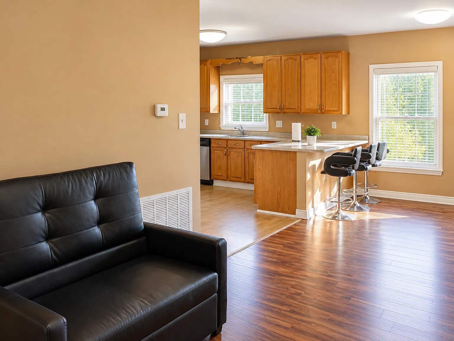 3 bed, 1500 sqft, $850 — Photo 4