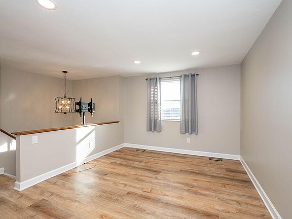 4th image of 17 Valleyview Cir