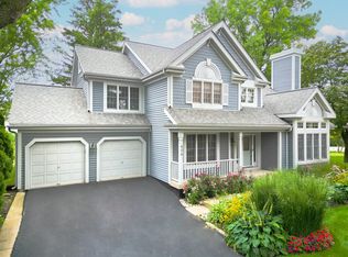 408 Hawk Ct, Darien, IL 60561