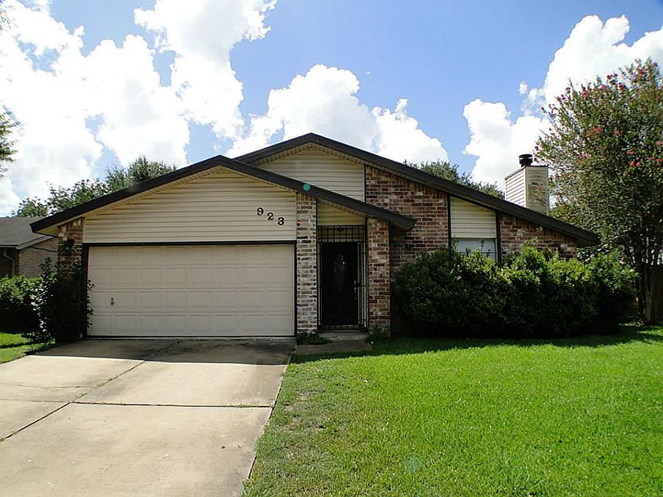 1st image of 923 Cascade Creek Dr