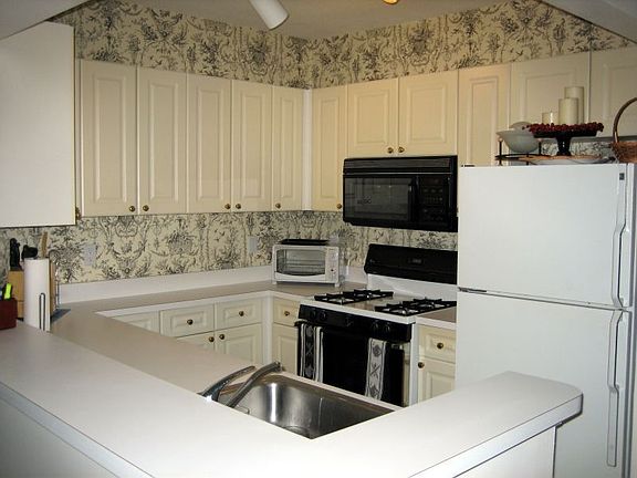 3rd image of 20281 Beechwood Ter Unit 302