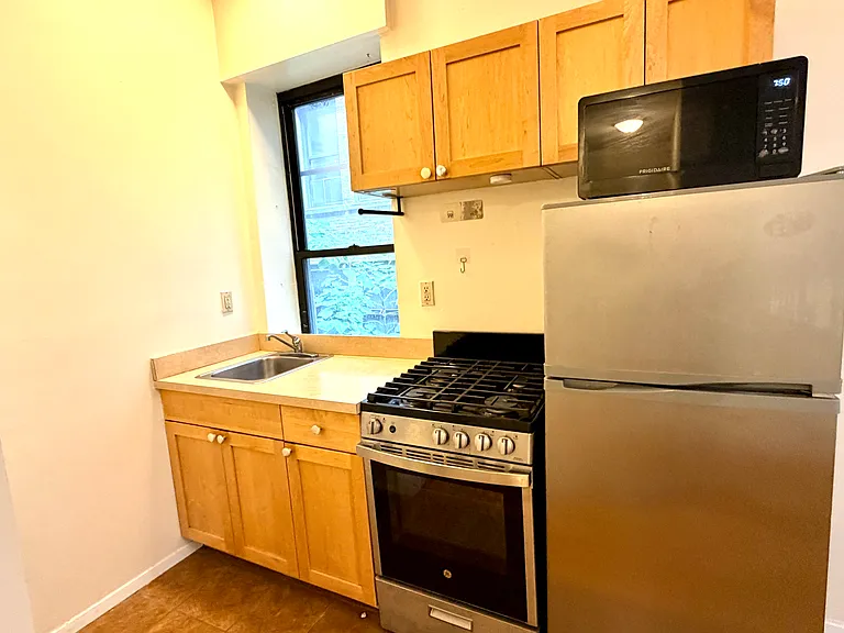 217 E 22nd St #7 — Photo 4