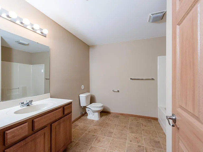 Emerald Pointe — Photo 12