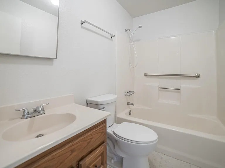 2310 E Jagerson Ave #B — Photo 4