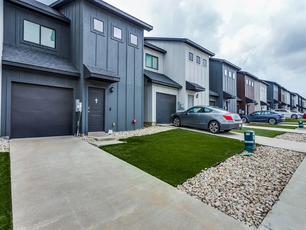 3 bed, 2.5 bath, 1400 sqft, $1,799 — Photo 1